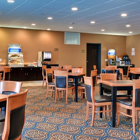 Holiday Inn Express Airport Calgary By Ihg Exterior foto