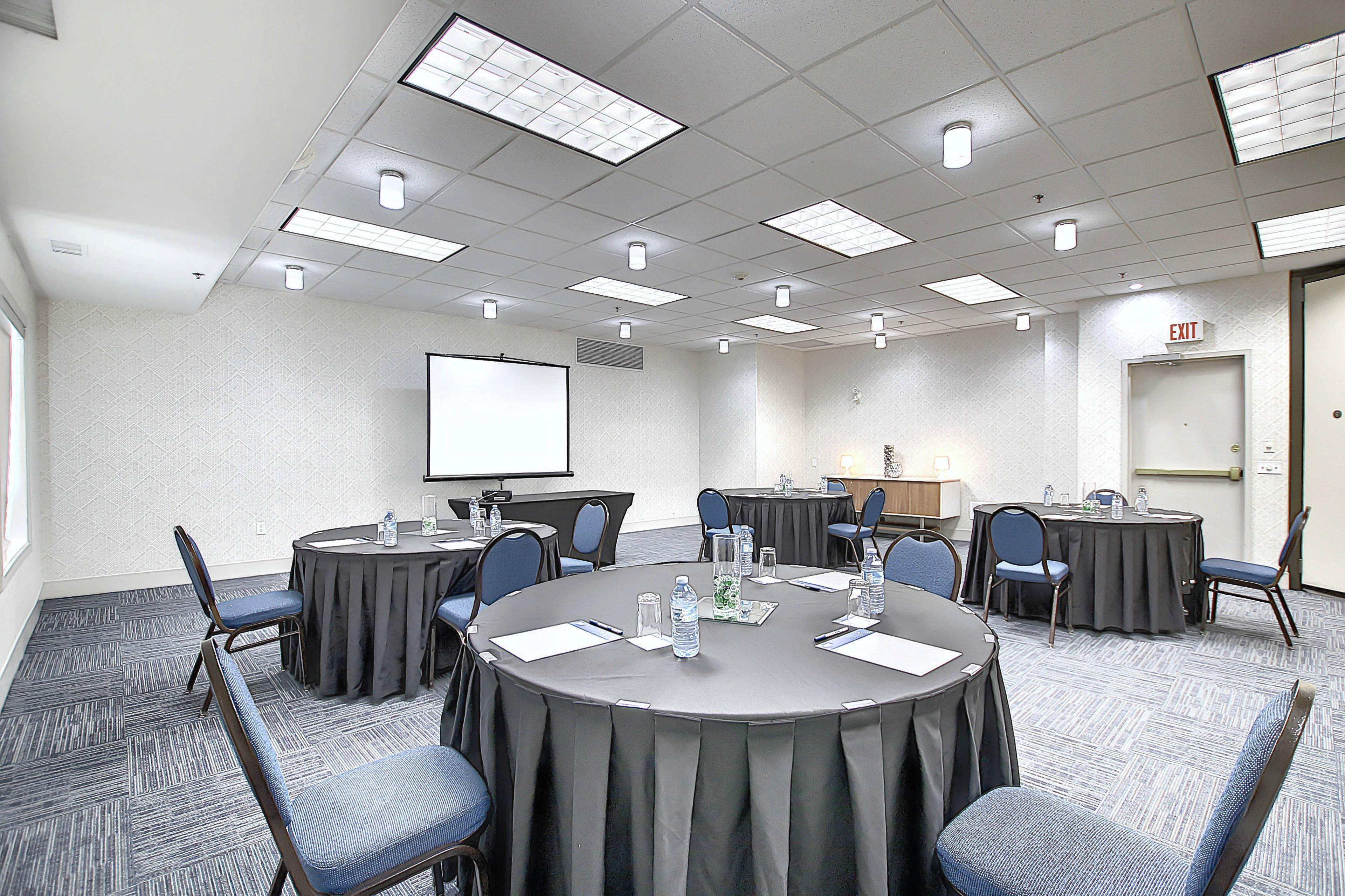 Holiday Inn Express Airport Calgary By Ihg Exterior foto