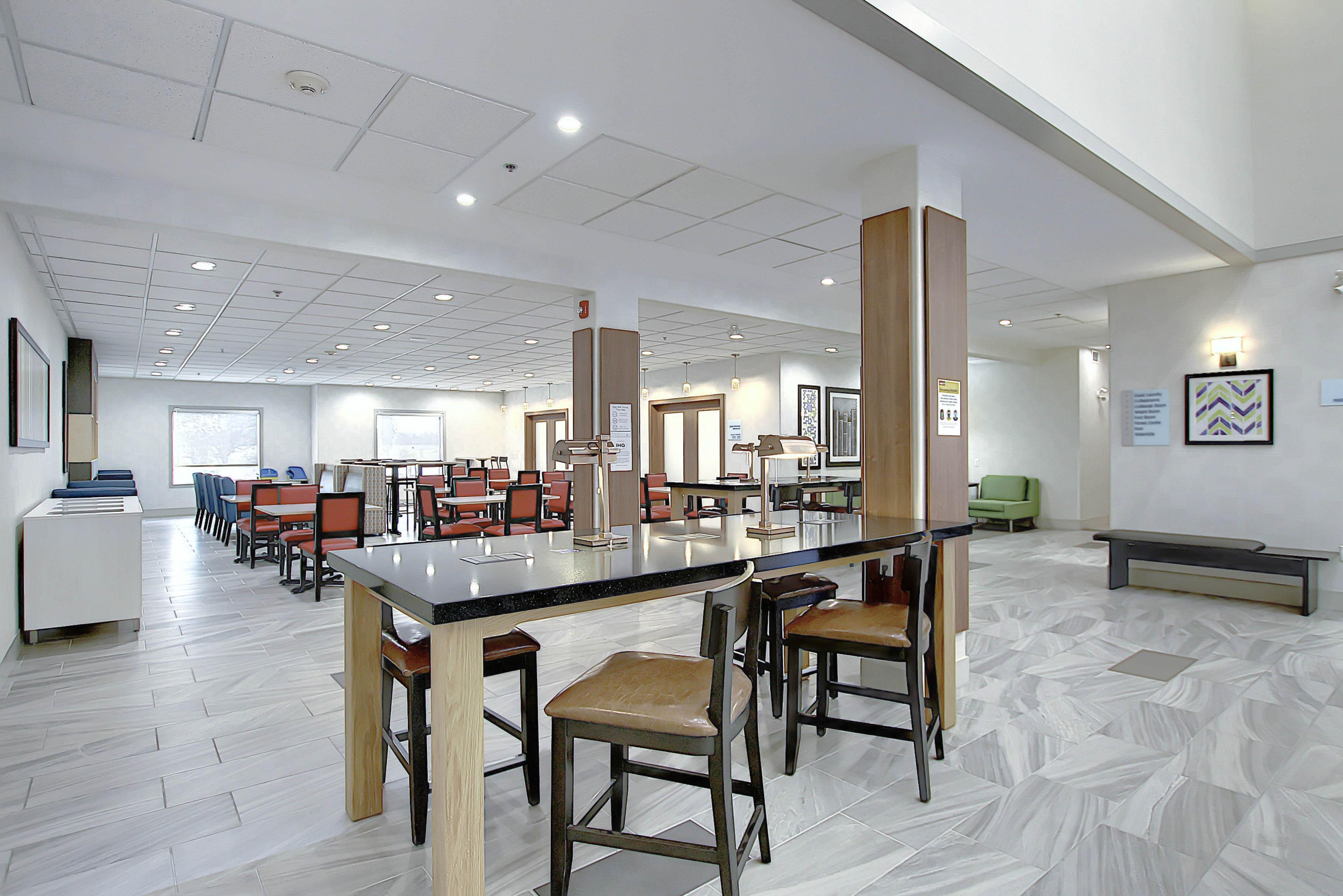 Holiday Inn Express Airport Calgary By Ihg Exterior foto