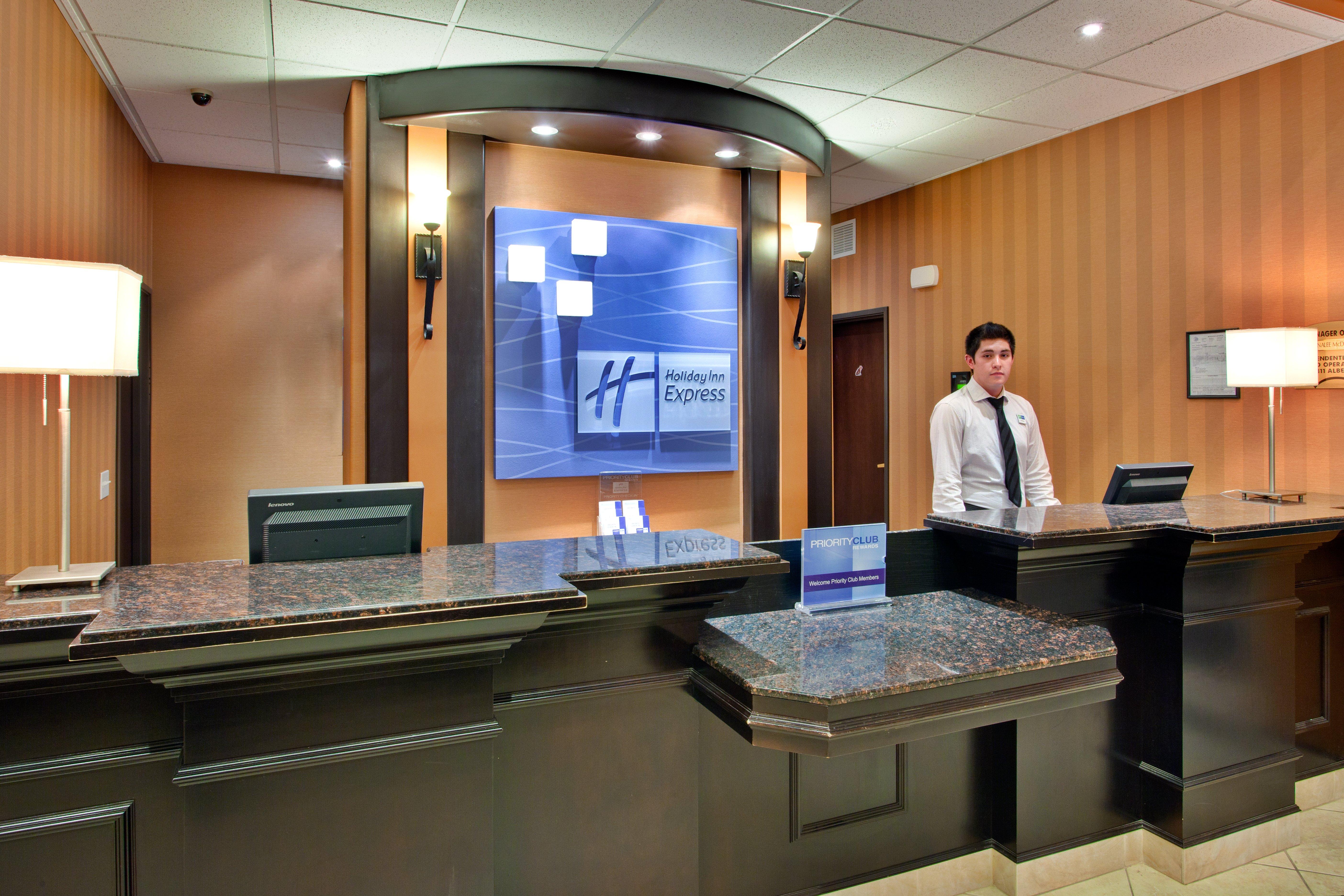 Holiday Inn Express Airport Calgary By Ihg Exterior foto