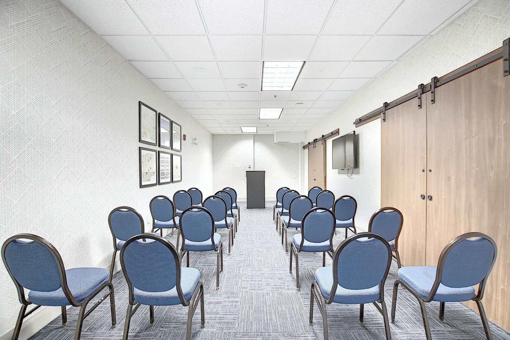 Holiday Inn Express Airport Calgary By Ihg Exterior foto