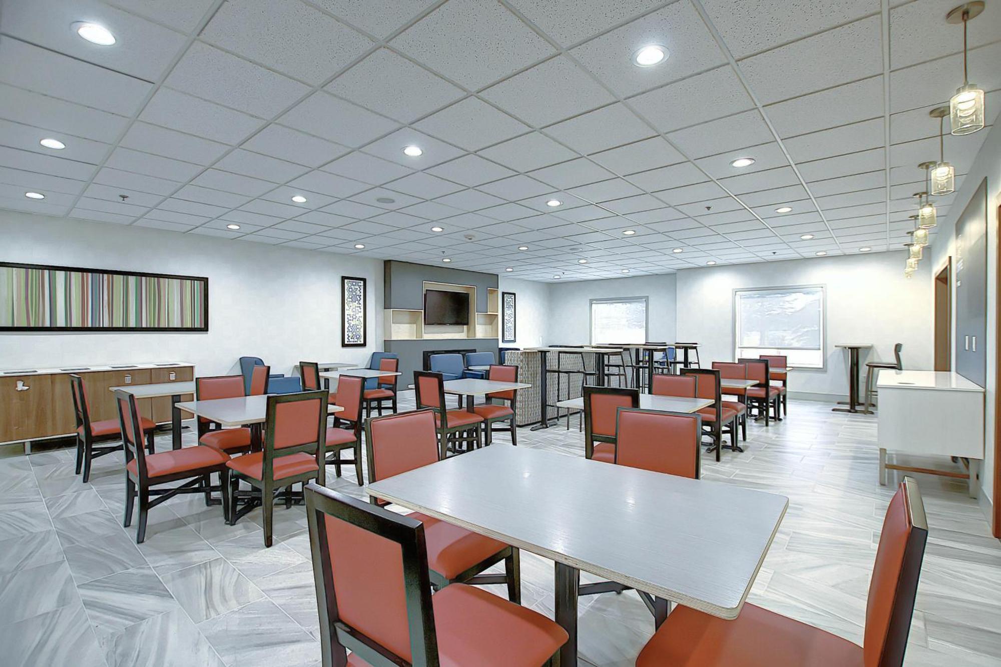 Holiday Inn Express Airport Calgary By Ihg Exterior foto